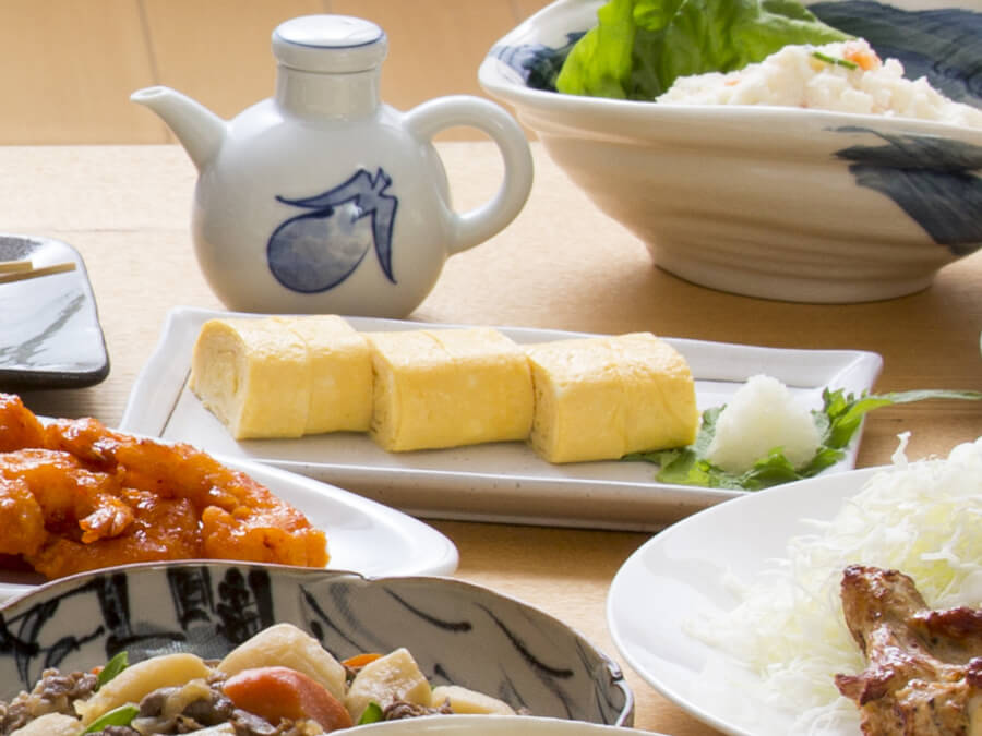 卵焼きと並べられたおかず